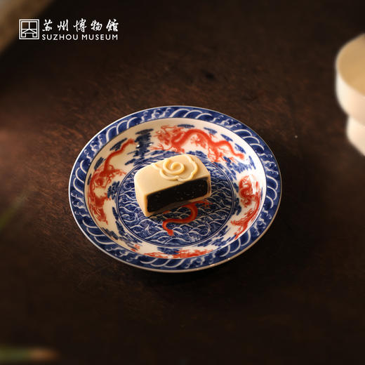 苏州博物馆 海水龙纹折沿盘摆件 商品图4