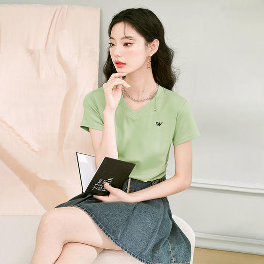 休闲字母刺绣短袖T恤女夏季新款V领褶皱时尚女上衣LCH39244 商品图4