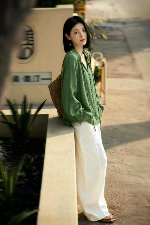 松针绿亚麻V领飘带花苞袖衬衫 |  2026年流行“松针绿衬衫”，太太太时髦了 摘要：侘寂感，显贵又优雅【3-7天发货，周末顺延】 商品图5