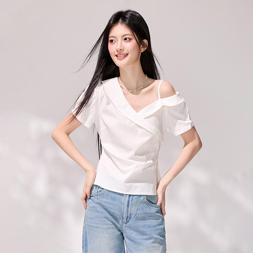 西遇纯欲风露肩短袖女2026夏新款白色交叉V领显瘦收腰设计感上衣SS060462 商品图1