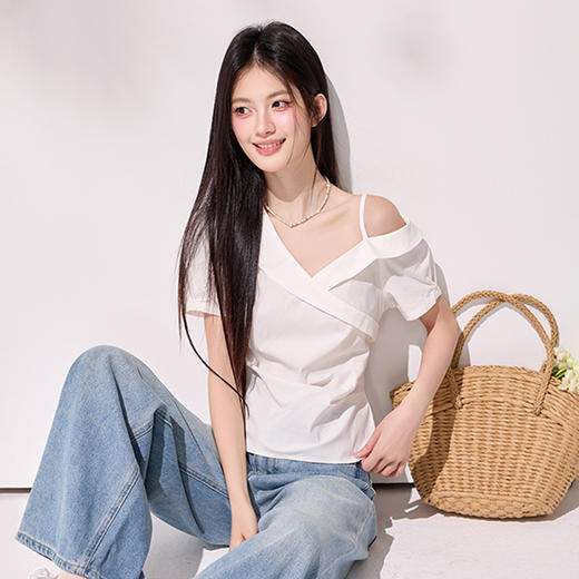 西遇纯欲风露肩短袖女2026夏新款白色交叉V领显瘦收腰设计感上衣SS060462 商品图4