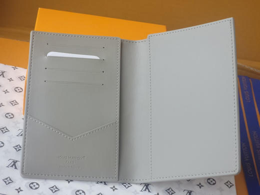 春夏特惠💰380 原单LV 卡包护照夹M14798冰灰 商品图7