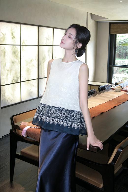 逸红颜明月优选 #「清澜影」真丝绣珠民族风伞形上衣，靛蓝本白两色款，承袭布依族的东方诗意 商品图1