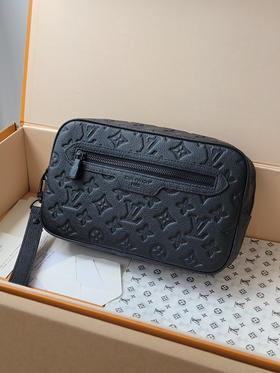 春夏特惠💰640 原单LV【Pochette Kasai 手拿包】 M14910黑色