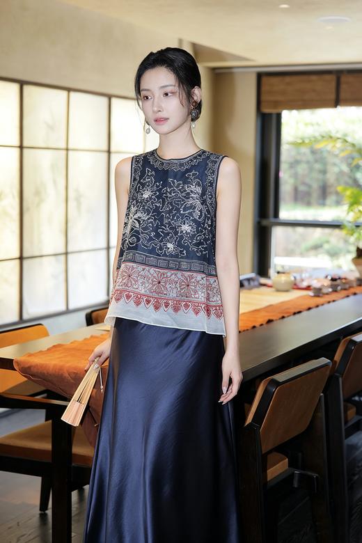 逸红颜明月优选 #「清澜影」真丝绣珠民族风伞形上衣，靛蓝本白两色款，承袭布依族的东方诗意 商品图2