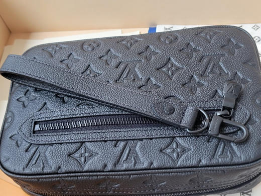 春夏特惠💰640 原单LV【Pochette Kasai 手拿包】 M14910黑色 商品图5