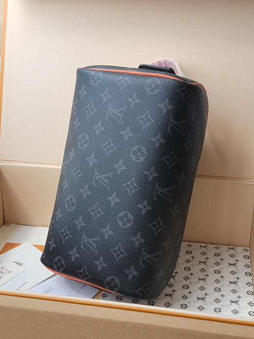 春夏特惠💰560 原单LV M15246 黑花/橙 44494
本款 Dopp Kit 盥洗袋 商品图3