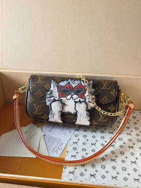 春夏特惠💰740 原单LV M15148 猫 LV Travels With Grace Coddington 系列推出此款Wallet On Chain Ivy 手袋