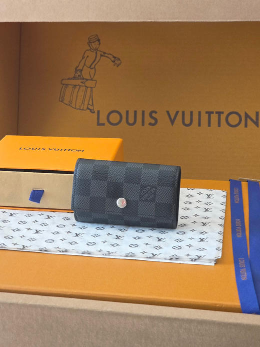 春夏特惠💰300 原单LV M62630钥匙扣 设计小巧精致的钥匙包 商品图0