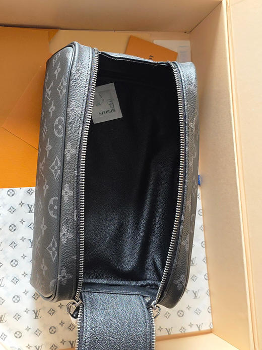 春夏特惠💰560 原单LV M46354黑花/44494 头层皮
本款 Dopp Kit 盥洗袋 商品图6