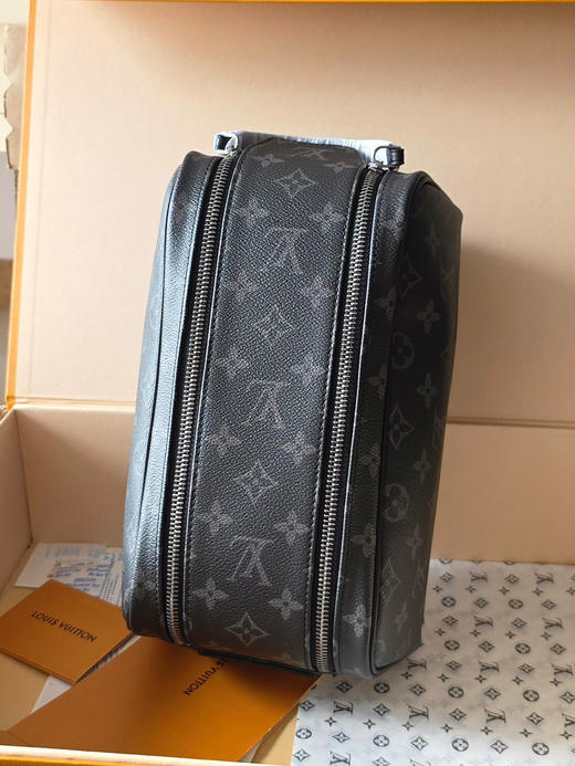 春夏特惠💰560 原单LV M46354黑花/44494 头层皮
本款 Dopp Kit 盥洗袋 商品图2