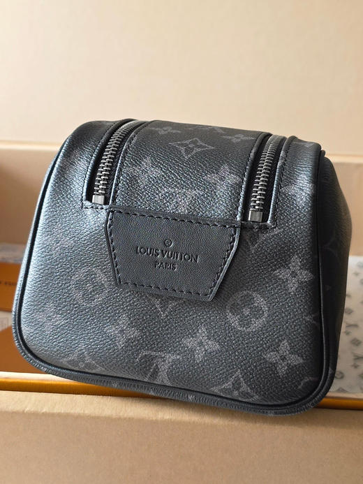 春夏特惠💰560 原单LV M46354黑花/44494 头层皮
本款 Dopp Kit 盥洗袋 商品图4