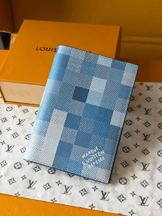 春夏特惠💰340 原单LV 新品马赛克蓝格系列 M28616靛蓝 护照夹 商品图3