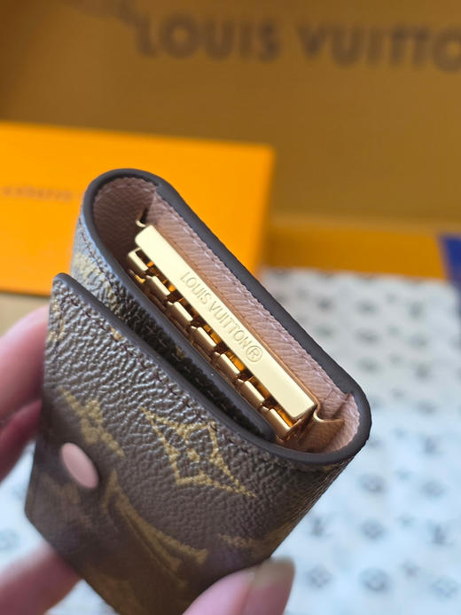 春夏特惠💰300 原单LV M62630钥匙扣 设计小巧精致的钥匙包 商品图4
