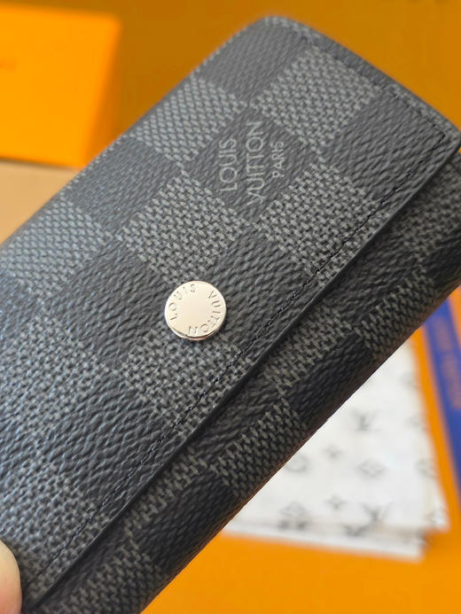 春夏特惠💰300 原单LV M62630钥匙扣 设计小巧精致的钥匙包 商品图3