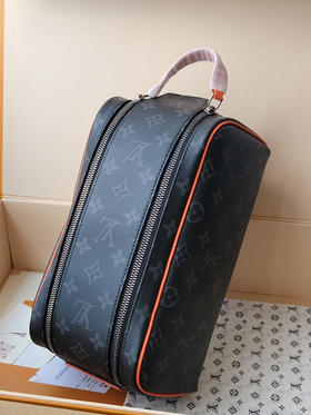 春夏特惠💰560 原单LV M15246 黑花/橙 44494
本款 Dopp Kit 盥洗袋
