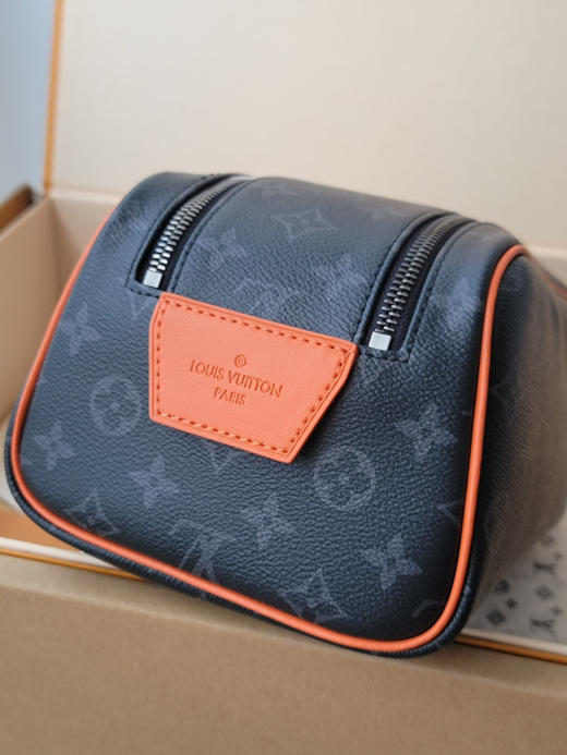 春夏特惠💰560 原单LV M15246 黑花/橙 44494
本款 Dopp Kit 盥洗袋 商品图2