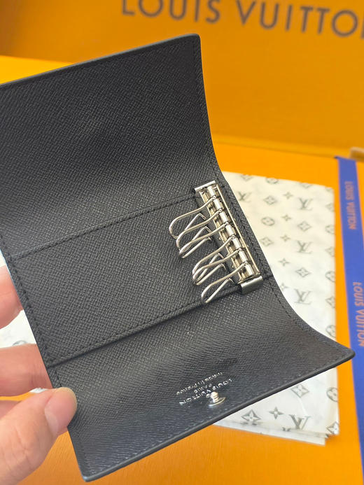 春夏特惠💰300 原单LV M62630钥匙扣 设计小巧精致的钥匙包 商品图6