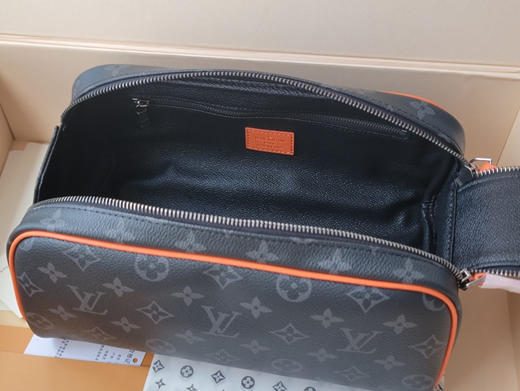 春夏特惠💰560 原单LV M15246 黑花/橙 44494
本款 Dopp Kit 盥洗袋 商品图7