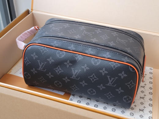 春夏特惠💰560 原单LV M15246 黑花/橙 44494
本款 Dopp Kit 盥洗袋 商品图1