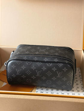 春夏特惠💰560 原单LV M46354黑花/44494 头层皮
本款 Dopp Kit 盥洗袋