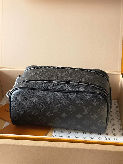 春夏特惠💰560 原单LV M46354黑花/44494 头层皮
本款 Dopp Kit 盥洗袋 商品图0