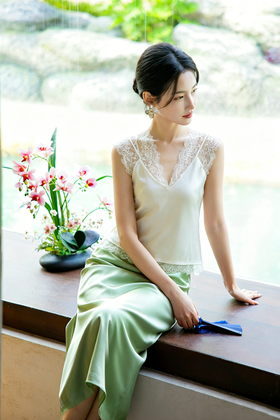 逸红颜明月优选 #「月下白」仿真丝蕾丝拼接V领背心，月光缎面，温柔有声