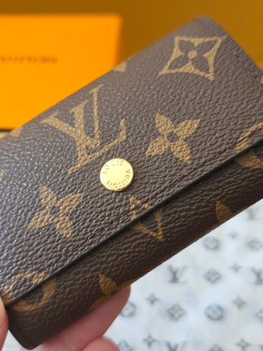 春夏特惠💰300 原单LV M62630钥匙扣 设计小巧精致的钥匙包 商品图3