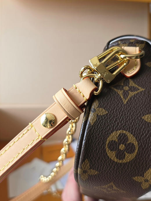 春夏特惠💰740 原单LV M15148 猫 LV Travels With Grace Coddington 系列推出此款Wallet On Chain Ivy 手袋 商品图5