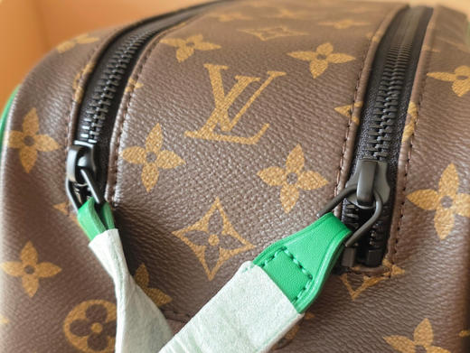 春夏特惠💰560 原单LV M44494绿 头层皮
本款 Dopp Kit 盥洗袋 商品图6