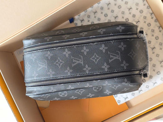 春夏特惠💰560 原单LV M46354黑花/44494 头层皮
本款 Dopp Kit 盥洗袋 商品图5