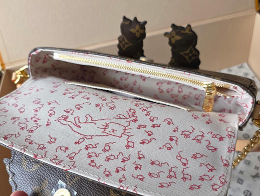 春夏特惠💰740 原单LV M15148 猫 LV Travels With Grace Coddington 系列推出此款Wallet On Chain Ivy 手袋 商品图7