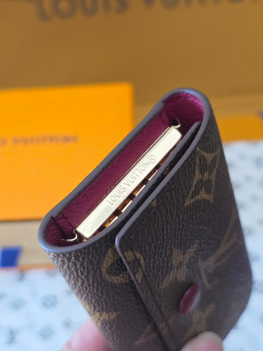 春夏特惠💰300 原单LV M62630钥匙扣 设计小巧精致的钥匙包 商品图4