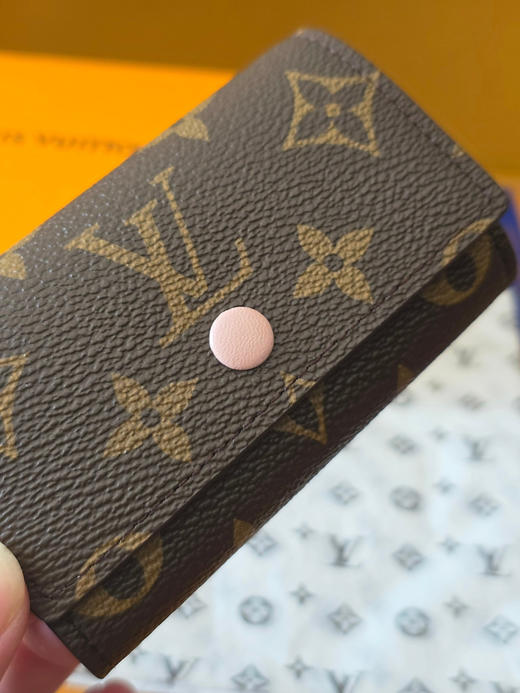 春夏特惠💰300 原单LV M62630钥匙扣 设计小巧精致的钥匙包 商品图3