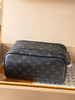 春夏特惠💰560 原单LV M46354黑花/44494 头层皮
本款 Dopp Kit 盥洗袋 商品缩略图1