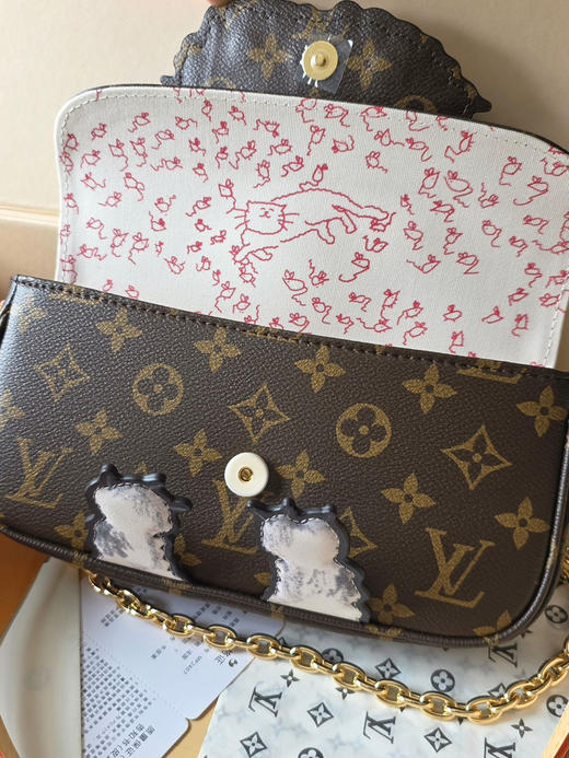 春夏特惠💰740 原单LV M15148 猫 LV Travels With Grace Coddington 系列推出此款Wallet On Chain Ivy 手袋 商品图6