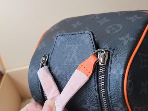 春夏特惠💰560 原单LV M15246 黑花/橙 44494
本款 Dopp Kit 盥洗袋 商品图4