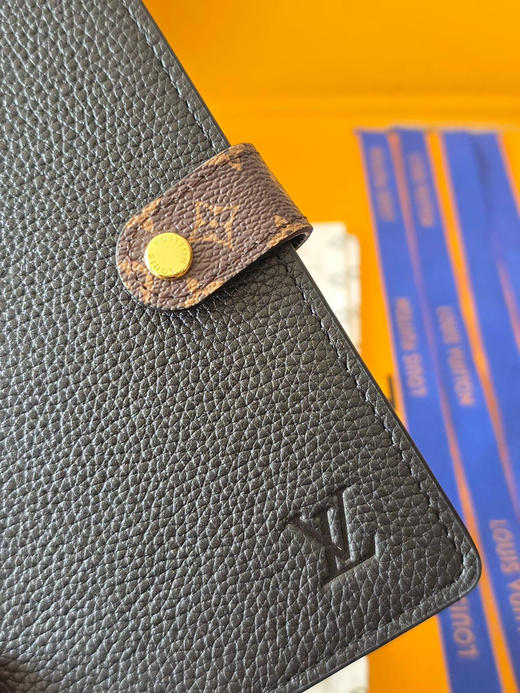 春夏特惠💰420 原单LV Taïga皮革拼老花按扣笔记本套 小号GI1465黑/棕 A6纸可用 商品图7