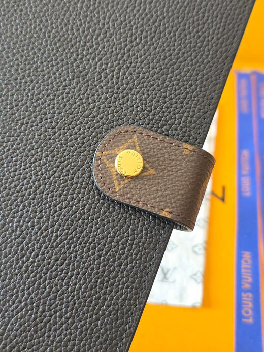 春夏特惠💰460 原单LV Taïga皮革拼老花按扣笔记本套 GI1431大号/黑/棕 A5纸可用 商品图5