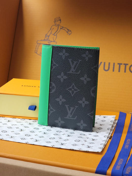 春夏特惠💰340 原单LV 护照夹 M25838 黑花/绿 商品图0