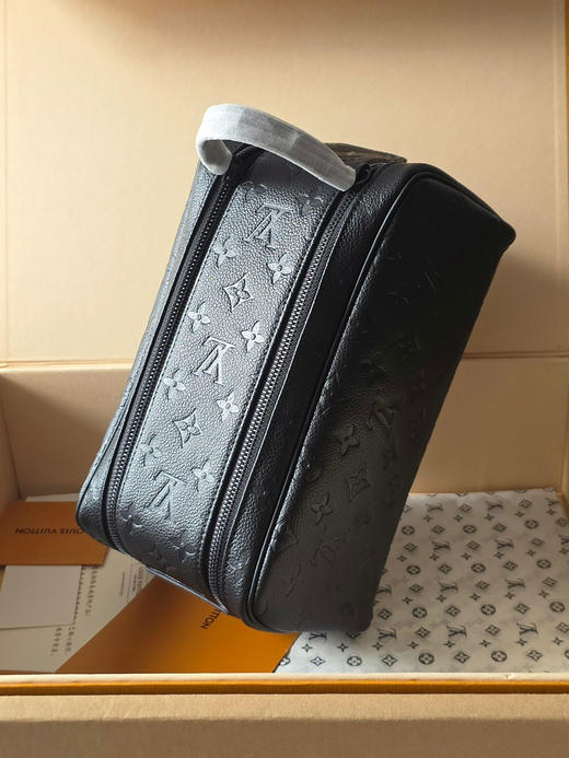 春夏特惠💰800 原单LV M59478压花/44494 头层皮 本款 Dopp Kit 盥洗袋 商品图2