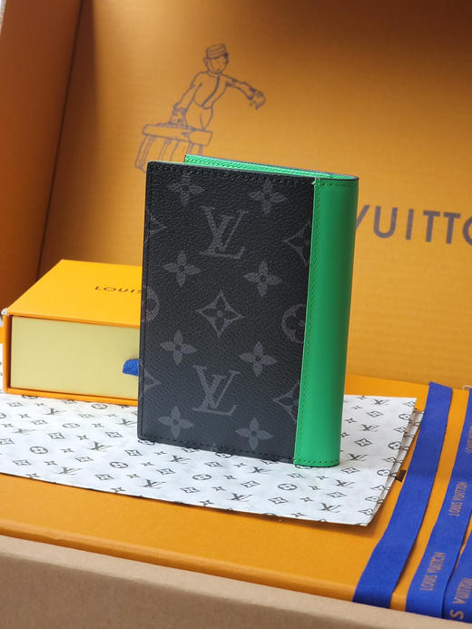 春夏特惠💰340 原单LV 护照夹 M25838 黑花/绿 商品图1