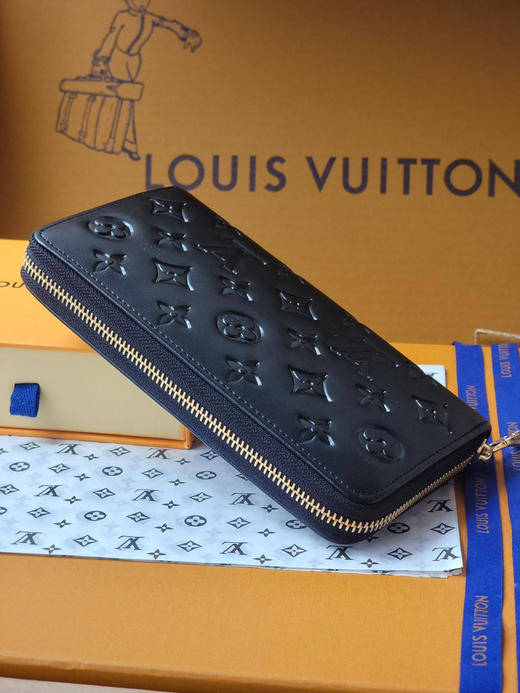 春夏特惠💰460 原单LV 这款拉链钱包 M81510黑 以衬垫Monogram压花图案小羊皮缝制 商品图2