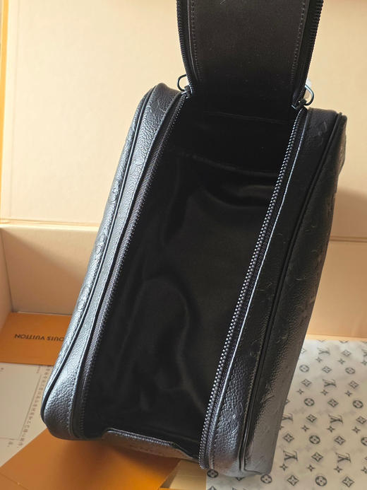 春夏特惠💰800 原单LV M59478压花/44494 头层皮 本款 Dopp Kit 盥洗袋 商品图8