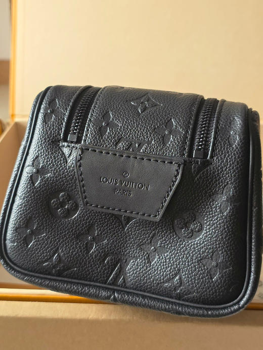 春夏特惠💰800 原单LV M59478压花/44494 头层皮 本款 Dopp Kit 盥洗袋 商品图5
