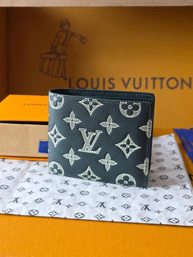春夏特惠💰350 原单LV【Multiple Wallet 钱夹】M27150 深绿色（条纹压花）