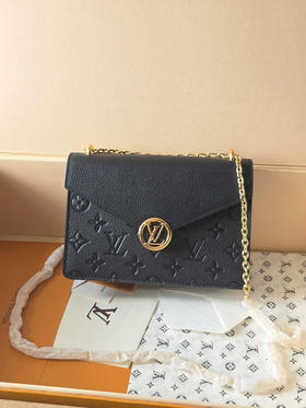 春夏特惠💰780 原单LV M25814紫！M13569黑！M13570灰！功能性与时尚感兼具的“链式玫瑰钱包”