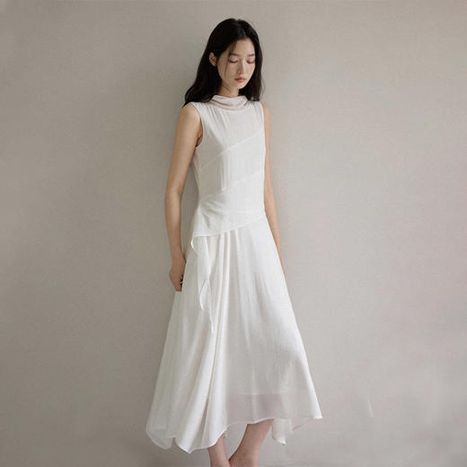 西遇白色无袖连衣裙女2026夏季新款法式荡领飘带不规则设计背心裙SS060486 商品图3
