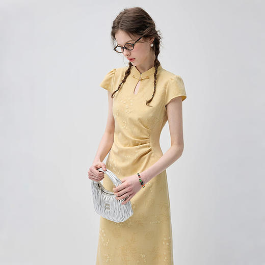 西遇鹅黄新中式旗袍裙女2026年夏季新款立领盘扣抽褶小飞袖连衣裙SS060489 商品图2