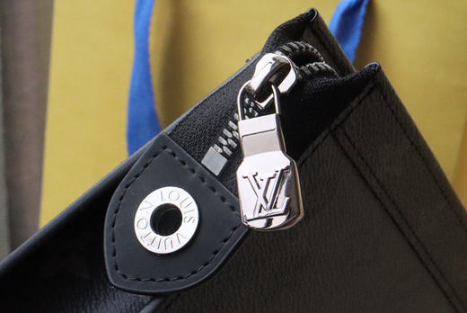春夏特惠💰540 原单LV 手包m81973 南瓜 LV x YK Pochette Voyage 手拿包 商品图6